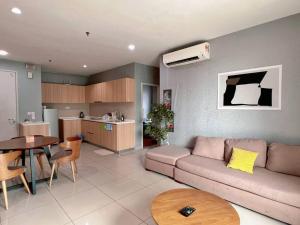 uma sala de estar com um sofá, uma mesa e uma cozinha em 2BR & 2BTH, with Free Parking Near Central Mall & Theme Park em Shah Alam