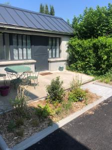 a patio with a table and benches in front of a building at Les Ateliers de la Villette Meublé de tourisme classé 2 étoiles T3 in La Ravoire