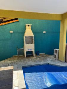 Swimmingpoolen hos eller tæt på Sobrado c/ PISCINA na Barra do Una (Litoral Norte)