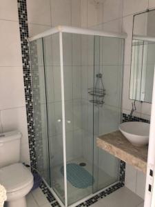 uma cabina de duche em vidro numa casa de banho com WC em Sobrado c/ PISCINA na Barra do Una (Litoral Norte) em São Sebastião