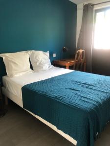 a bedroom with a large bed with a blue blanket at Les Ateliers de la Villette Meublé de tourisme classé 2 étoiles T3 in La Ravoire