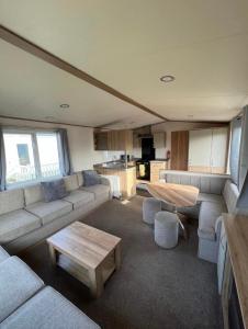 Ruang duduk di Hot Tub Breaks at 35 Merlin Point Tattershall