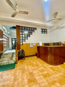 un hall vide avec une salle d'attente et des escaliers dans l'établissement Hotel Sova's Inn, à Birātnagar