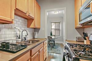 Gallery image of DECOM - 1BR Sleek and Comfy Chicago Apartment - Bstone 908 in Chicago