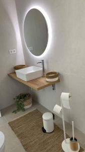 La salle de bains est pourvue d'un lavabo et d'un miroir. dans l'établissement La casa del león dormido, à Polop