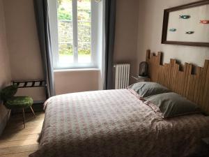 um quarto com uma cama e uma janela em Gîte Au Moulin Mazaud em Ambazac mais 12 fotografias