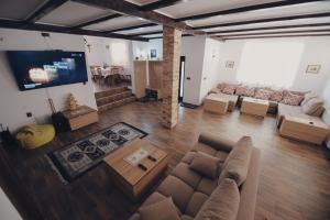 an overhead view of a living room with a couch at Padina Lodge in Moroeni