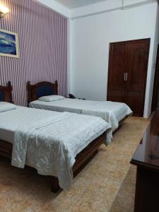 Säng eller sängar i ett rum på Khách Sạn Trung Mai