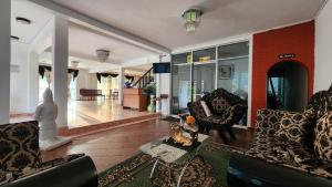 een woonkamer met 2 banken en een open haard bij Ocean Villa in Panadura