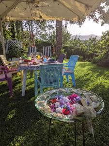 stół i krzesła pod namiotem na dziedzińcu w obiekcie Nel giardino di Oz w mieście Fornovo di Taro
