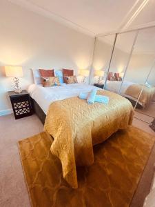 sypialnia z 2 łóżkami w pokoju w obiekcie Stunning 3BR House w/ Parking w mieście Stevenage