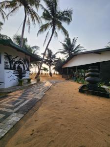 un edificio con palmeras en el fondo en Ocean Villa, en Panadura