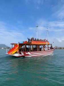 a group of people on a boat in the water at Flat da Praia Rio das Ostras in Rio das Ostras