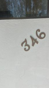um sinal branco com o número nele em Flat da Praia Rio das Ostras em Rio das Ostras