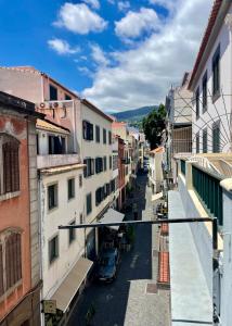 uma vista para uma rua da cidade com edifícios em Apartamento Burgo "Tanoeiros" no Funchal