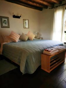 Un dormitorio con una cama grande con almohadas. en Complejo Nogales en Tunuyán