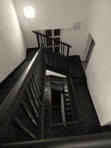 widok na schody w budynku w obiekcie MH Apartments Centrum w mieście Rzeszów
