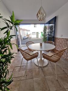 un patio con una mesa blanca y sillas en Apartamento La Condesa, en Orzola