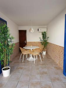 um quarto com mesa, cadeiras e plantas em Apartamento La Condesa em Orzola