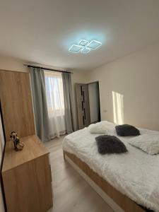 een witte slaapkamer met een groot bed en een verlicht plafond bij Elegant House in Dilidzjan
