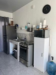 Majoituspaikan Cozy Home keittiö tai keittotila