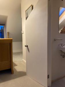 een badkamer met een witte deur en een wastafel bij Castle View in Windsor