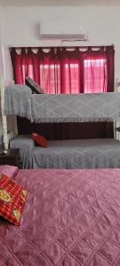ロサリオ・デ・ラ・フロンテラにあるDpto gonzaloのベッドルーム(紫のシーツを使用した二段ベッド2組付)