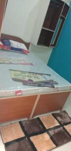 una pila de libros sobre una cama en Utterkashi Prithvi yatra hotels, en Uttarkāshi