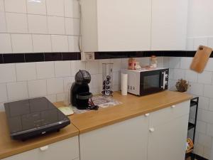 una cucina con piano di lavoro e forno a microonde di Salento, casa tipica a Sternatia