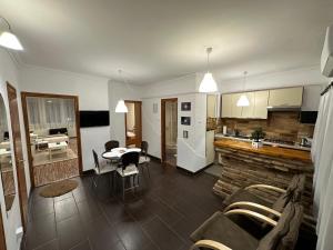 Kuchyňa alebo kuchynka v ubytovaní Central Apartman Makó