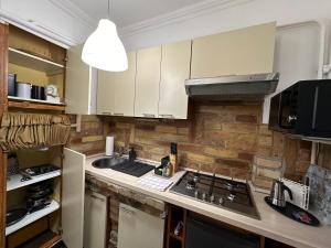 Kuchyňa alebo kuchynka v ubytovaní Central Apartman Makó