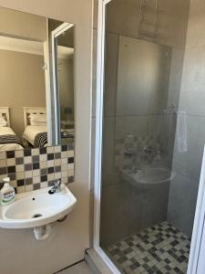 y baño con ducha y lavamanos. en Oceana Hondeklipbay, en Hondeklipbaai
