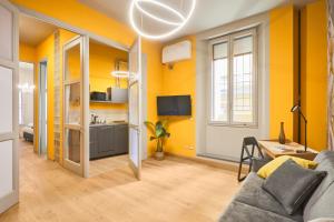 A television and/or entertainment centre at Central and Comfy Apartment free Netflix and Disney plus