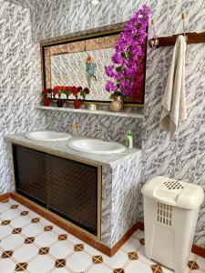 納布勒的住宿－Slama，一间带水槽和镜子的浴室