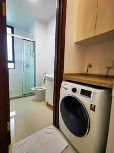 eine Waschmaschine im Bad mit WC in der Unterkunft ForestCity Cerulean Bay 4 Room Near Duty Free Shop in Kampong Tanjong Kupang