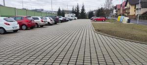 eine Reihe von Autos auf einem Parkplatz in der Unterkunft CHRIS Apartment in Dalovice