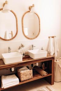 zwei Waschbecken auf einem Holzregal in einem Badezimmer mit Spiegeln in der Unterkunft Villa Sunrise in Labin + 29 Fotos