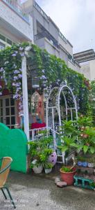 台東市的住宿－Rose城堡民宿，凉亭,种有紫色的花卉和植物