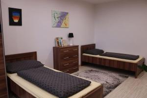 Säng eller sängar i ett rum på Moderný priestranný apartmán