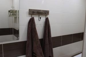 un bagno con due asciugamani appesi a un muro di Moderný priestranný apartmán a Rimavská Sobota