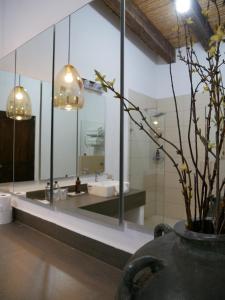 ein Badezimmer mit zwei Waschbecken und einem großen Spiegel in der Unterkunft Hotel El Farol in Parras de la Fuente