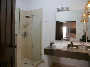 Ett badrum på Hotel El Farol