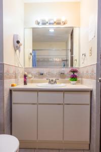 bagno con lavandino e specchio di Golden Dreams Studio 306 B a Isabela