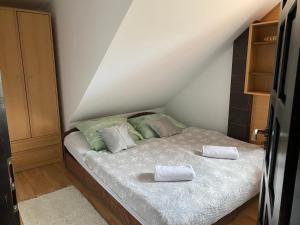 łóżko z 2 poduszkami w pokoju w obiekcie Gościniec Pod Lipą w mieście Mikołajki