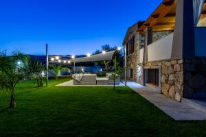 Κήπος έξω από το DOMUS VILLA LORY Castiadas Cala Sinzias beach with swimming pool