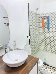 een badkamer met een wastafel, een toilet en een douche bij Villa Mamath 