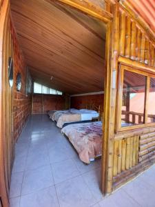 1 dormitorio con 2 camas en una casa de madera en Alojamiento Rural Manu Viajeros, en San Agustín