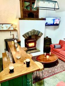 Irish Cottage Tipperary في Carney: غرفة معيشة مع أريكة ومدفأة