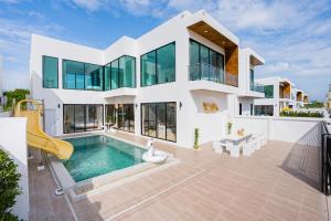 una casa con piscina en Eva PoolVilla Pattaya Bang Saray Beach 1 km, en Bang Sare