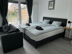una camera con un grande letto e un divano di Appartement Brussels Airport 2 a Machelen